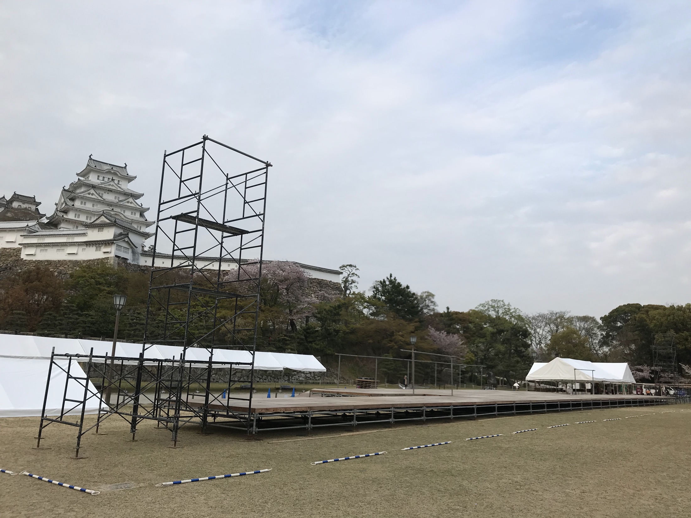 城前の会場に設営したステージと足場