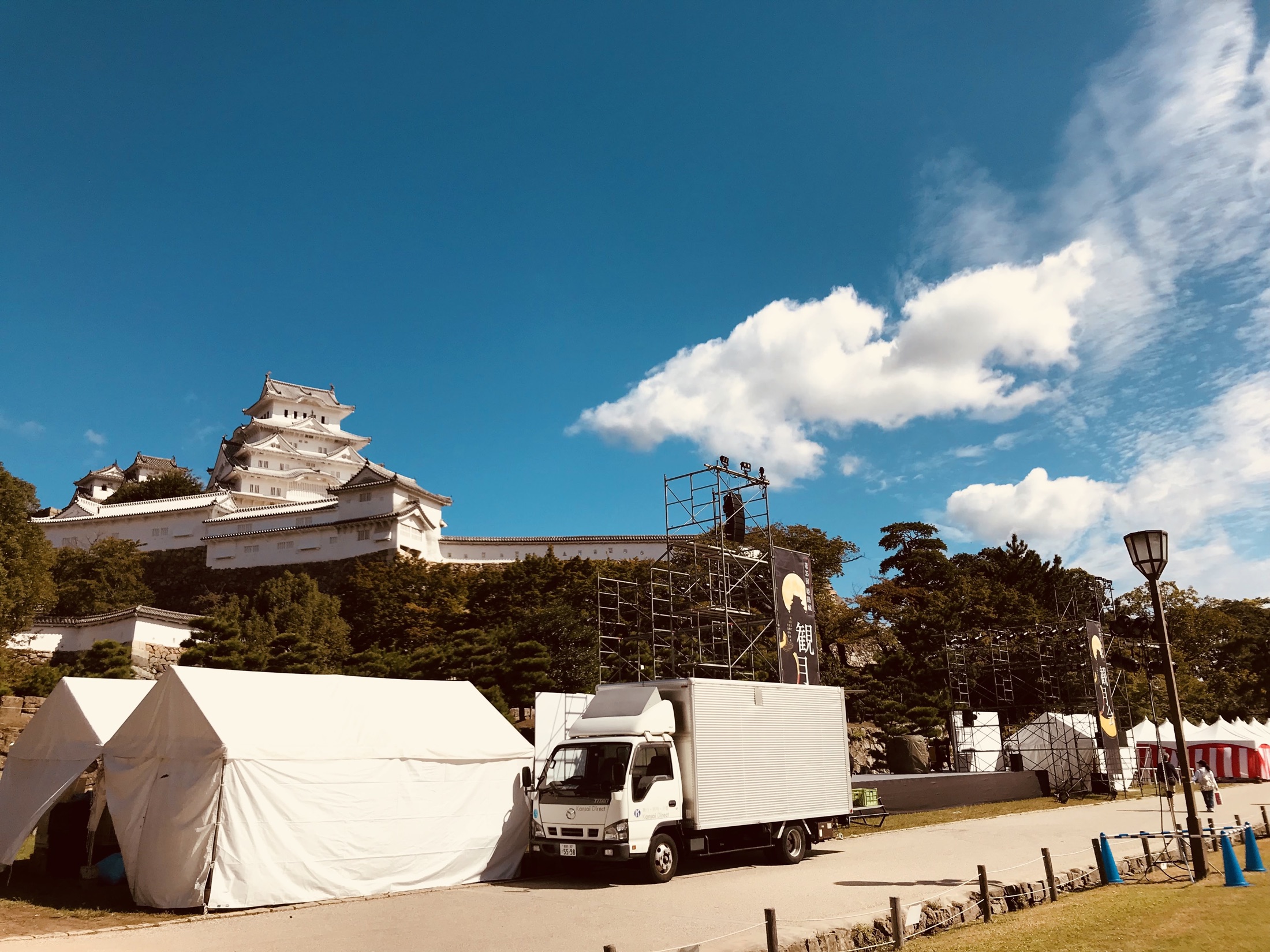 城を背景にしたイベント会場とテント、舞台設備