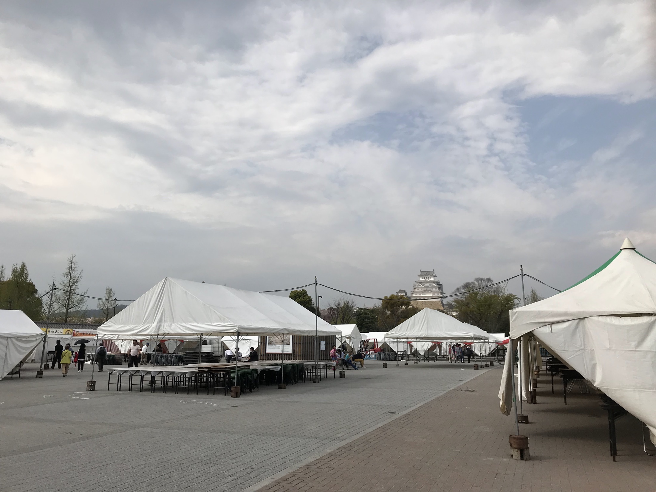 城を望むイベント会場に並ぶ多数のテント