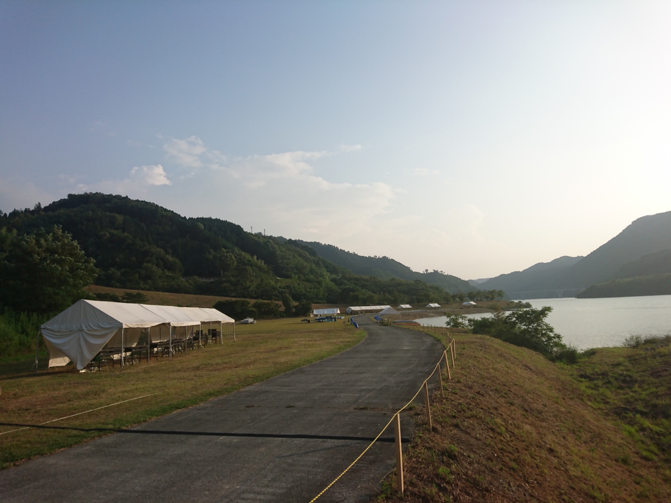 湖畔の広い会場に並ぶイベントテント