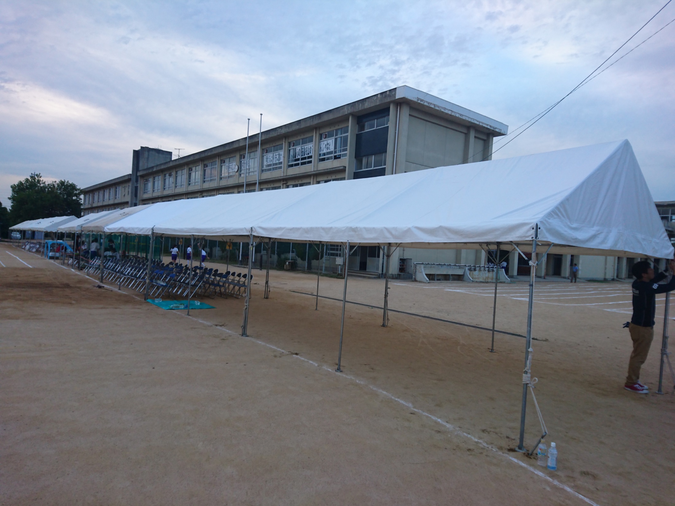 学校グラウンドに設営した長い連棟テント