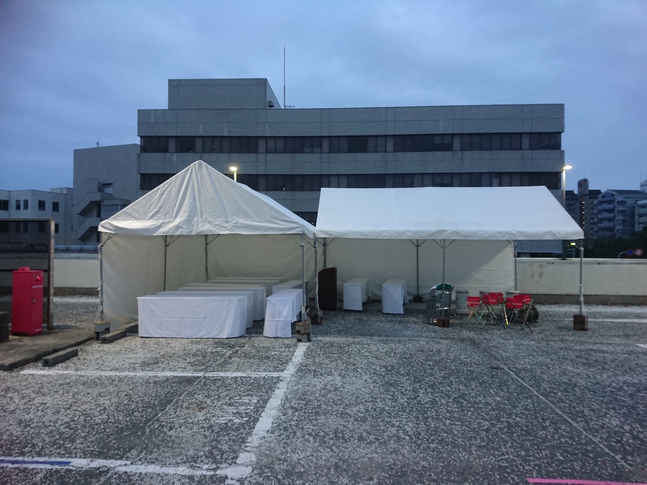 都市施設の前に設営された受付用テント