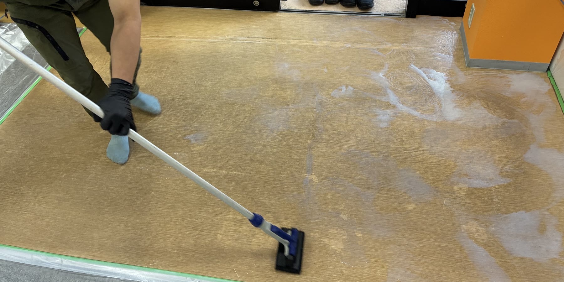 フィットネス施設の床面清掃作業中